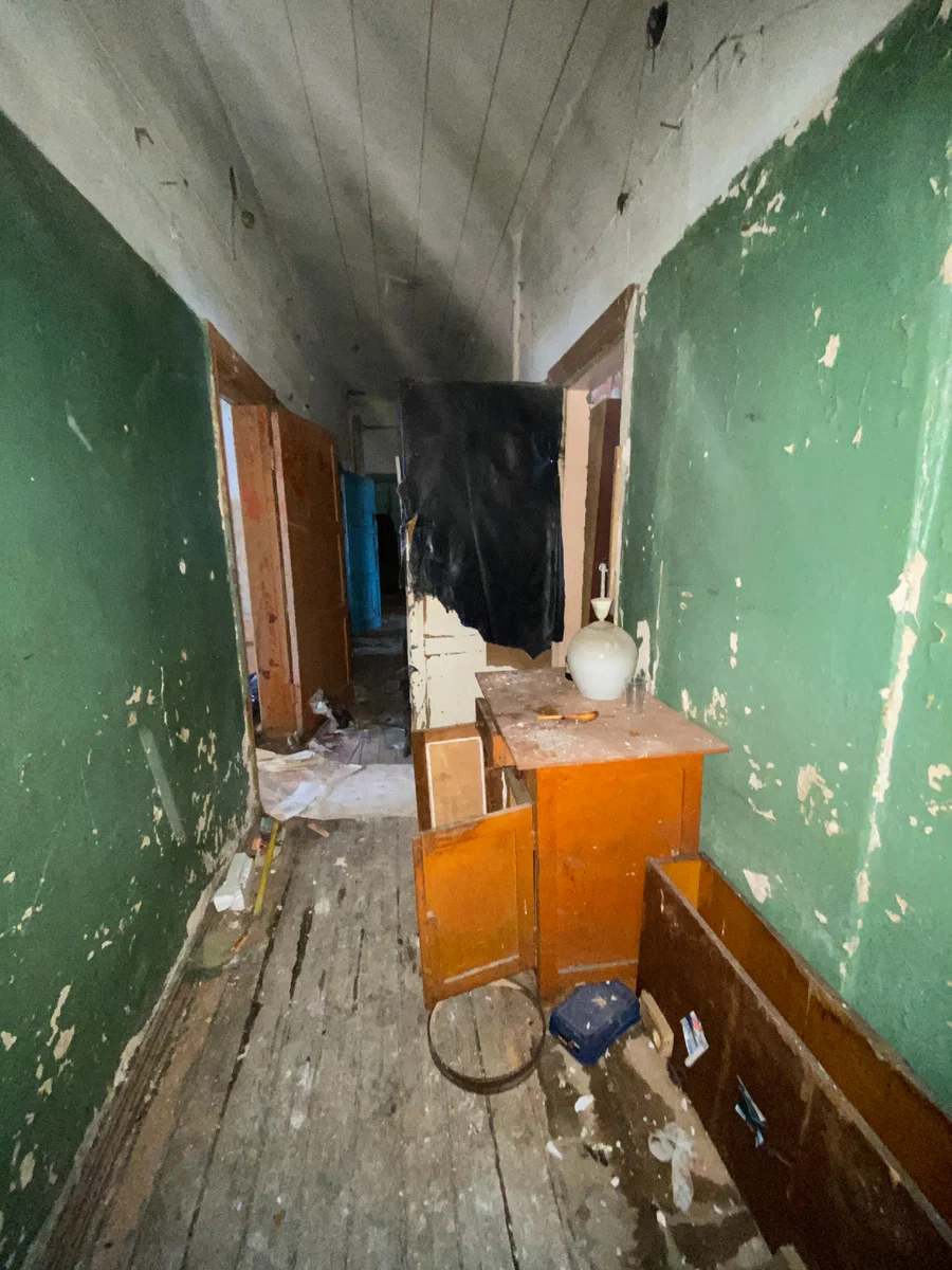 Типичная городская заброшка или что оставляют люди в своих старых квартирах