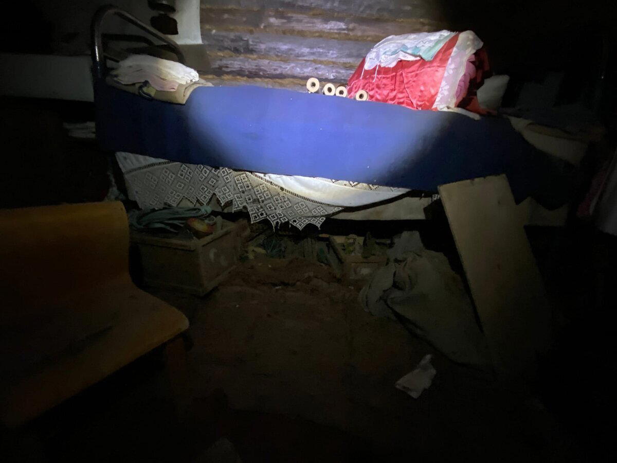 Показываю, что хозяева хранили под кроватью, в деревенской заброшке