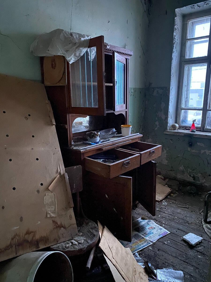 Зашел в городскую заброшку до того, как ее растащат бомжи
