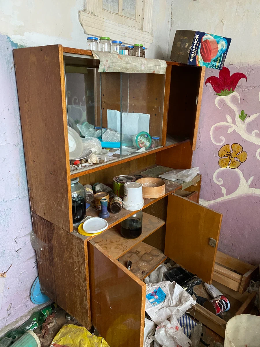 Типичная городская заброшка или что оставляют люди в своих старых квартирах