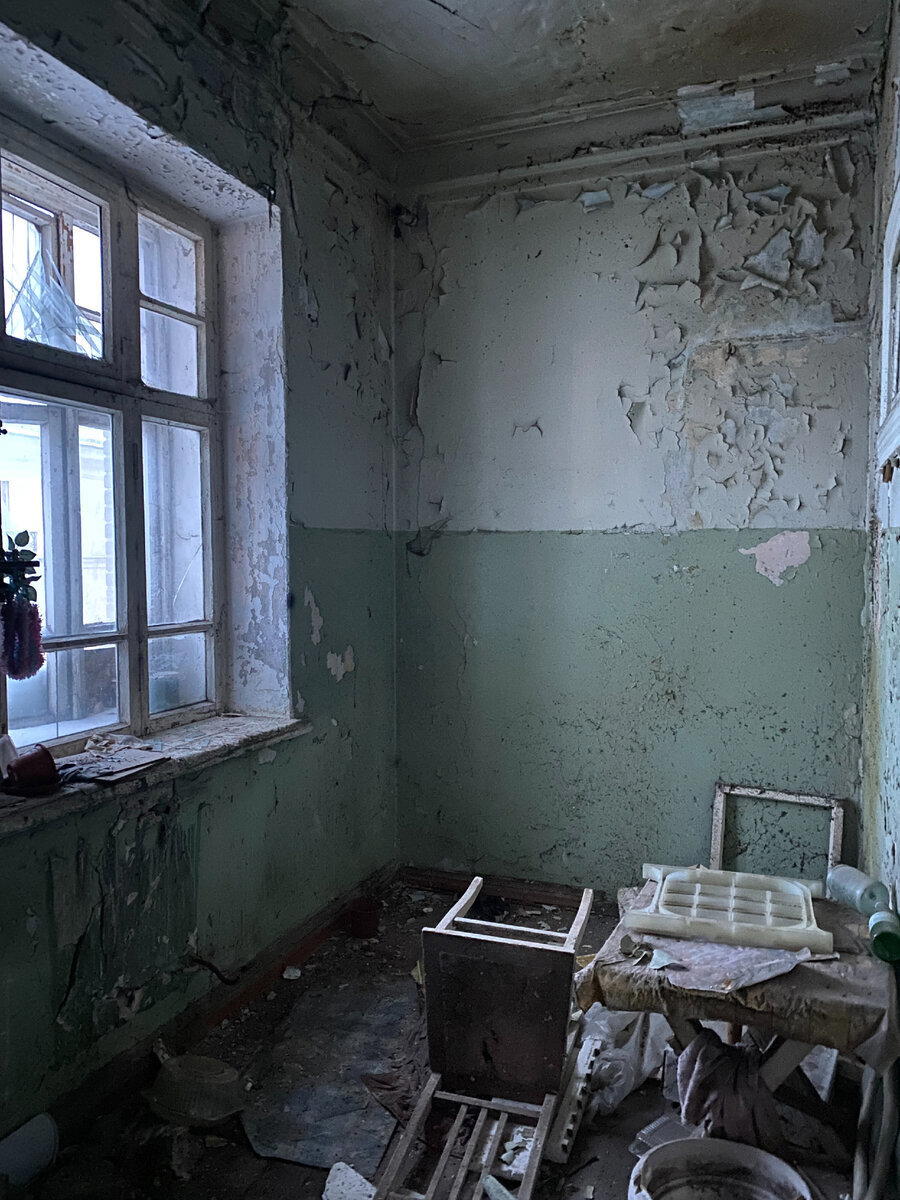 Зашел в городскую заброшку до того, как ее растащат бомжи