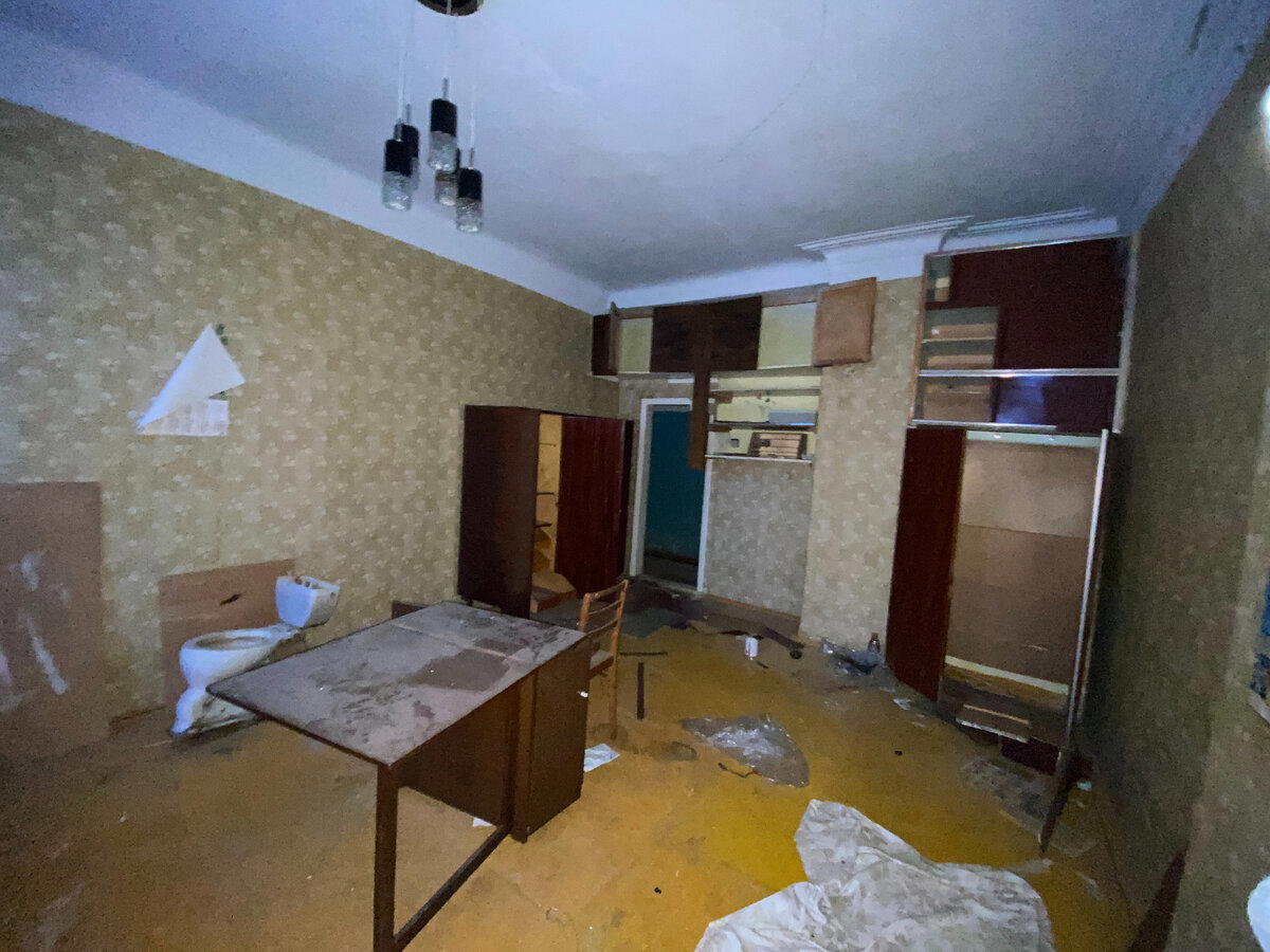 Зашел в городскую заброшку до того, как ее растащат бомжи