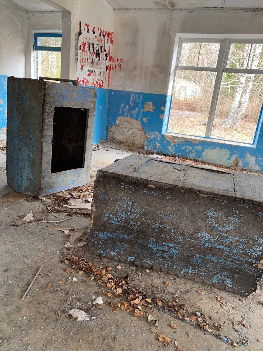 Наткнулся в лесу на заброшенный лагерь, со здоровым бассейном. Такое чувство, что я здесь был когда -то