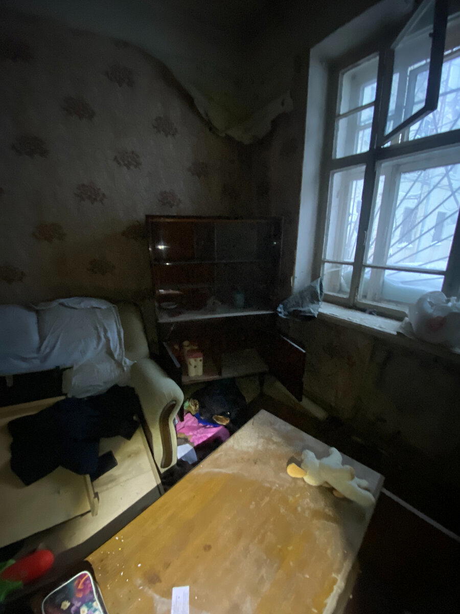 Зашел в городскую заброшку до того, как ее растащат бомжи