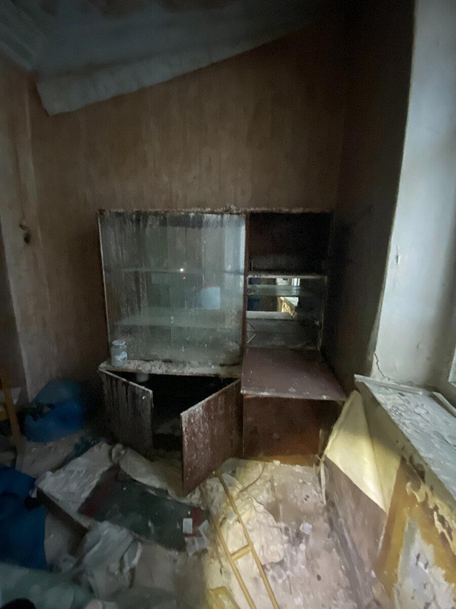 Зашел в городскую заброшку до того, как ее растащат бомжи