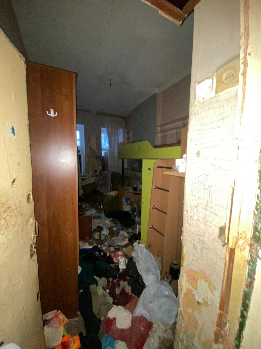 Зашел в городскую заброшку до того, как ее растащат бомжи