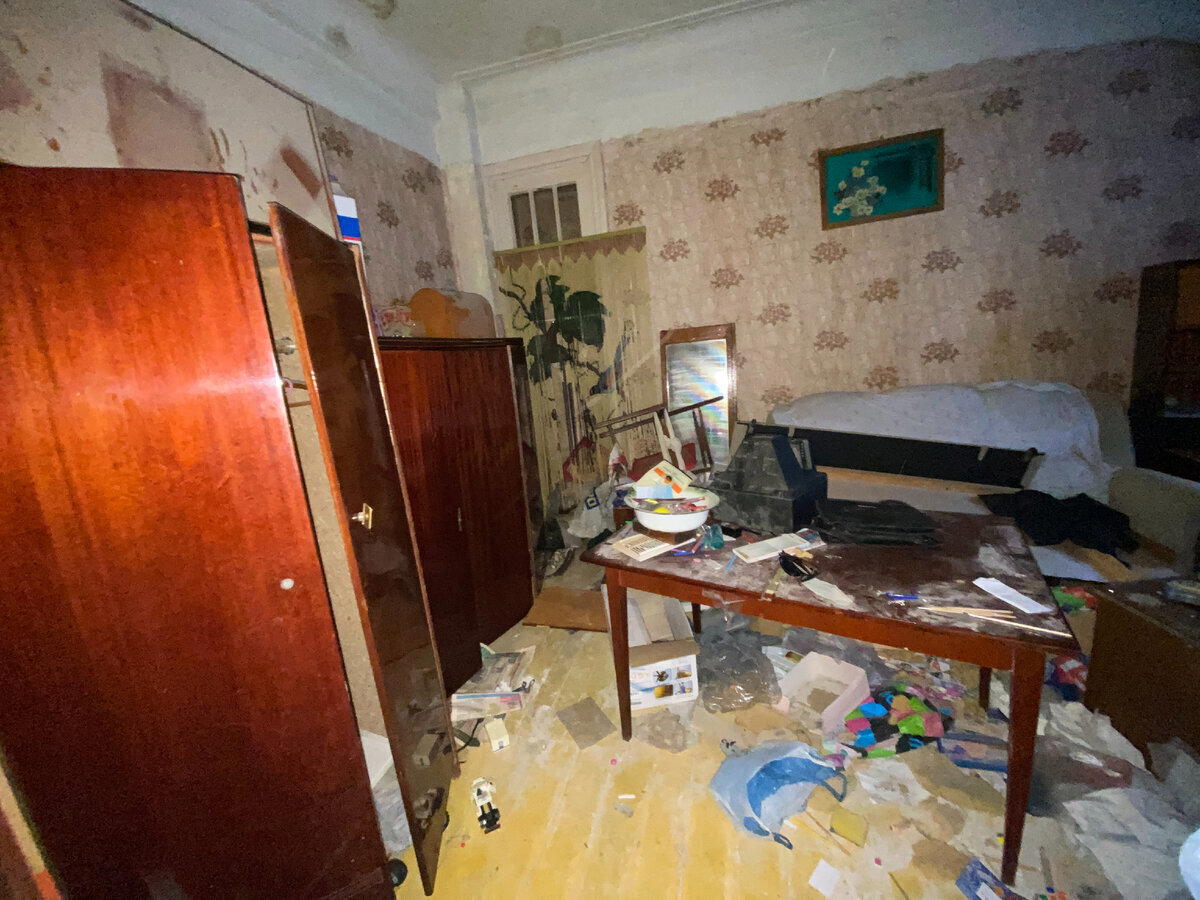 Зашел в городскую заброшку до того, как ее растащат бомжи