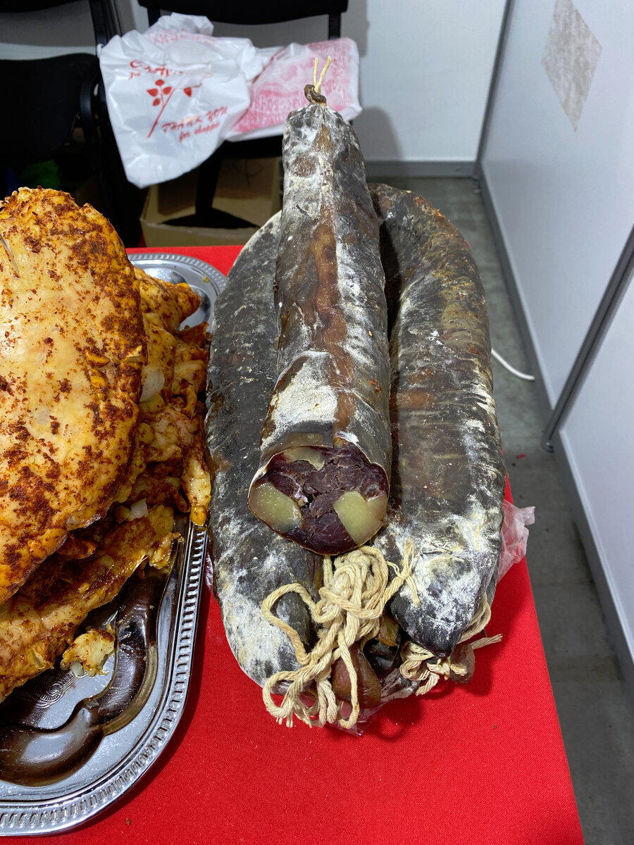 Попробовал мясные деликатесы на выставке