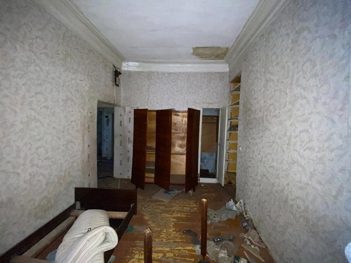 Зашел в городскую заброшку до того, как ее растащат бомжи