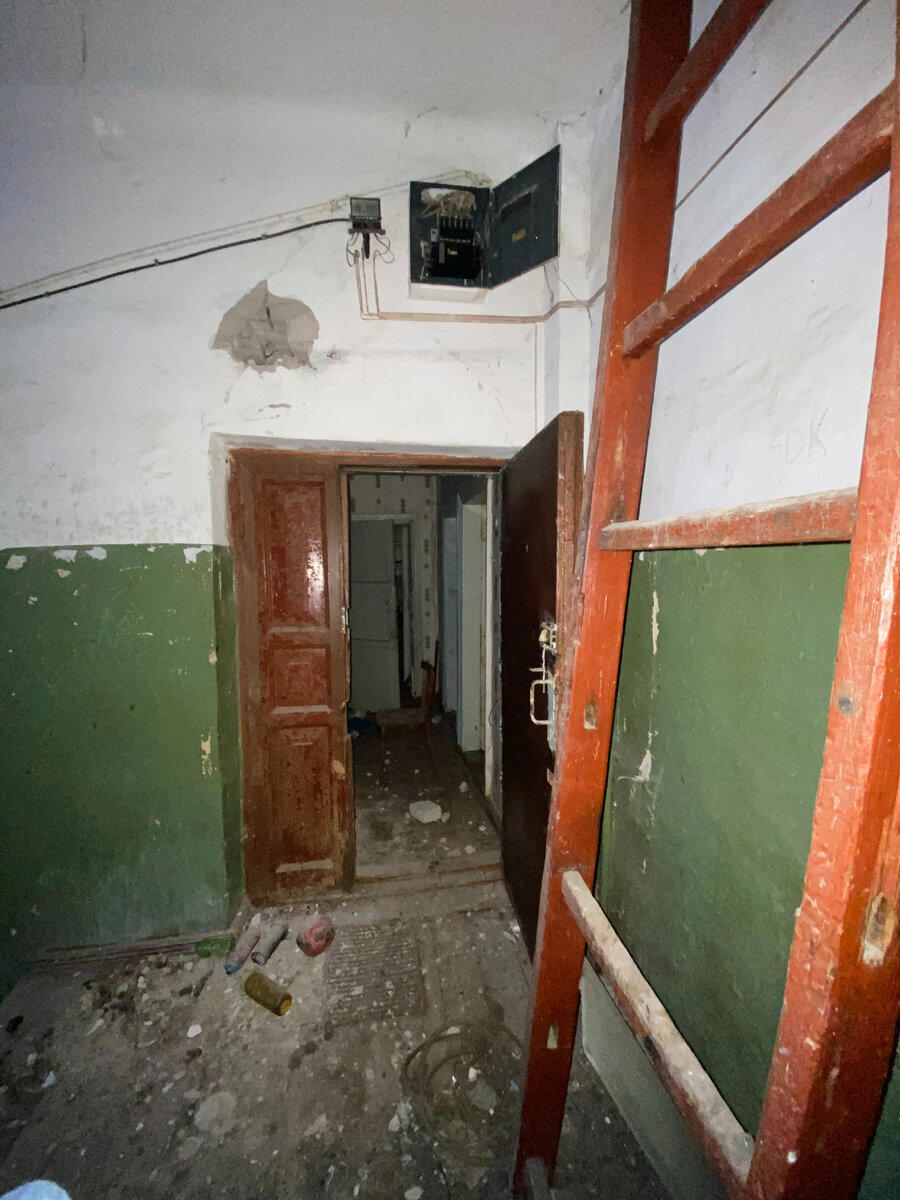 Зашел в городскую заброшку до того, как ее растащат бомжи