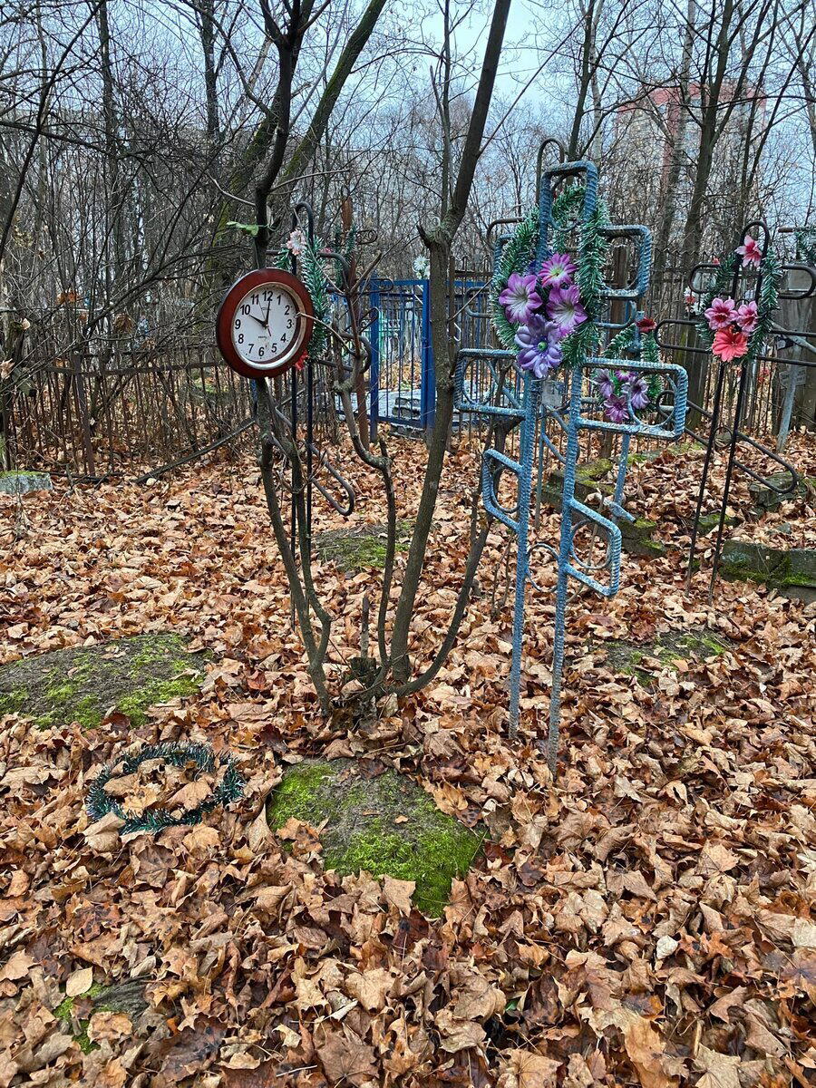 Заброшенное кладбище: надписи на старых могильных плитах и странная инсталляция с часами на могиле