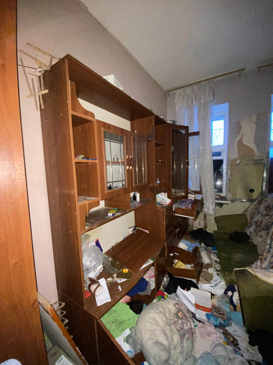 Зашел в городскую заброшку до того, как ее растащат бомжи