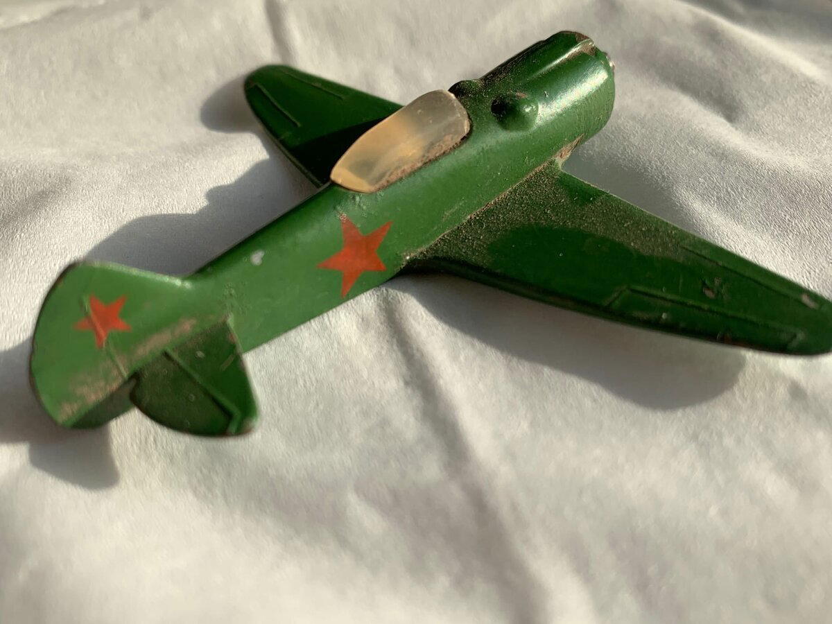 Нашел старую советскую игрушку - самолет «Ла-5»