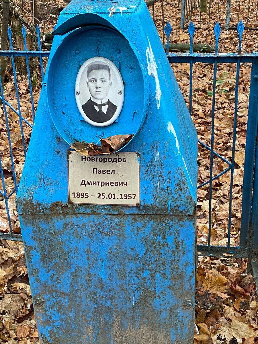 Заброшенное кладбище: надписи на старых могильных плитах и странная инсталляция с часами на могиле