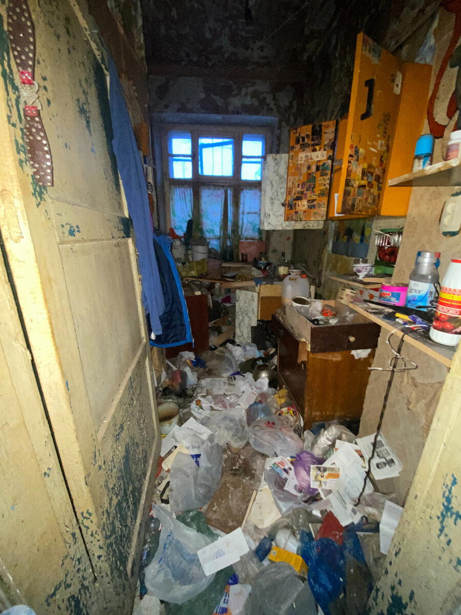 Зашел в городскую заброшку до того, как ее растащат бомжи