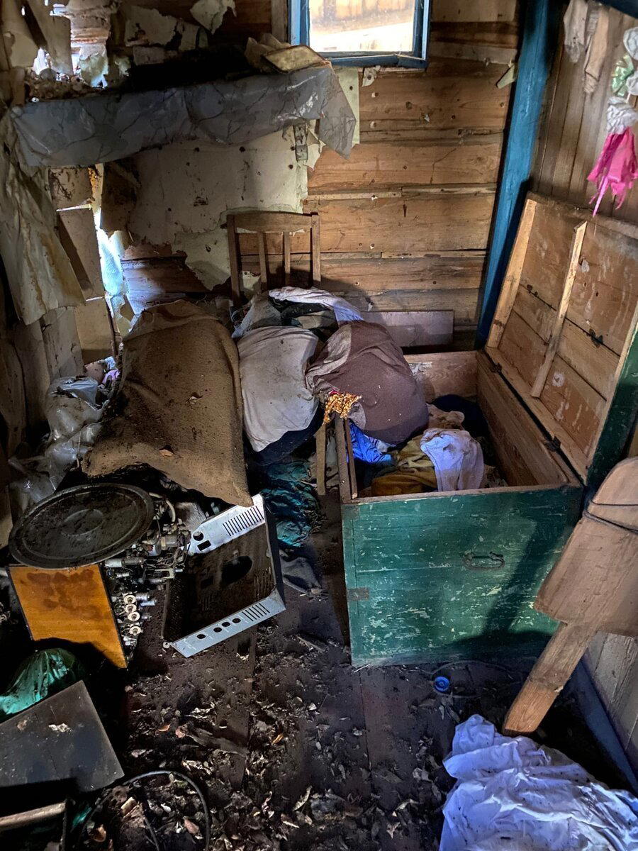 Побывал в заброшке, у которой есть хозяин. Ничего не взял из старых вещей и мебели, хоть руки и чесались
