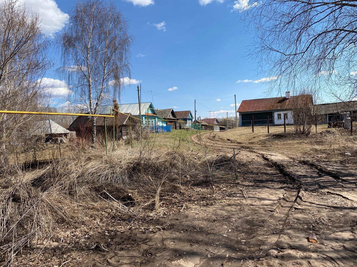 Увидел, возле речушки одинокое, заброшенное строение. Решил посмотреть, что там внутри
