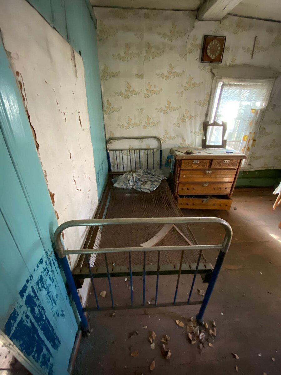 Побывал в заброшке, у которой есть хозяин. Ничего не взял из старых вещей и мебели, хоть руки и чесались