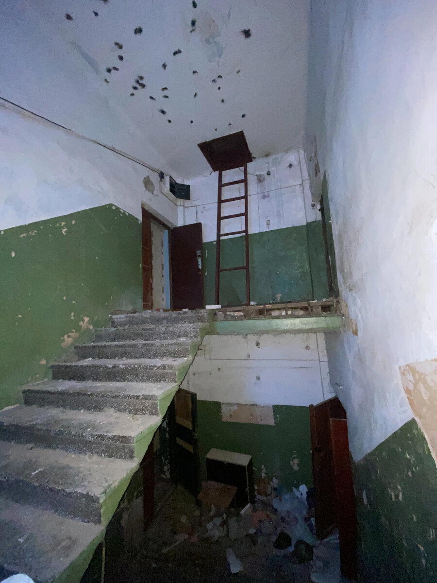 Зашел в городскую заброшку до того, как ее растащат бомжи