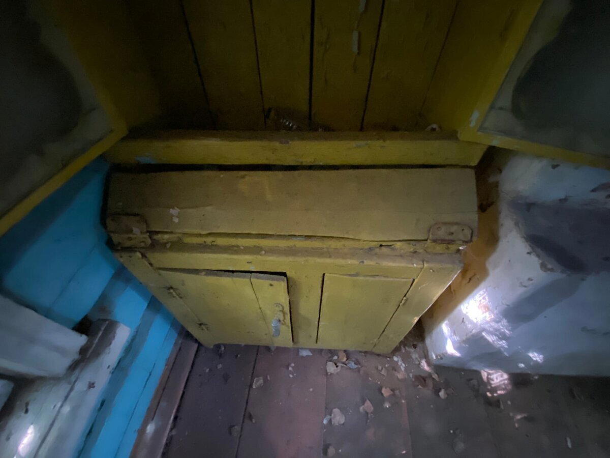 Старинный, самодельный шкаф из деревенской заброшки