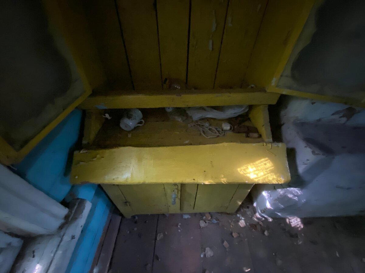 Старинный, самодельный шкаф из деревенской заброшки