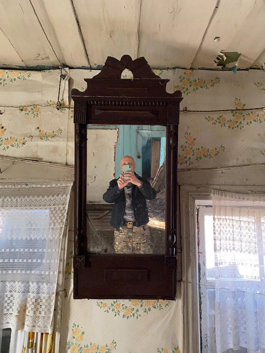 Побывал в заброшке, у которой есть хозяин. Ничего не взял из старых вещей и мебели, хоть руки и чесались