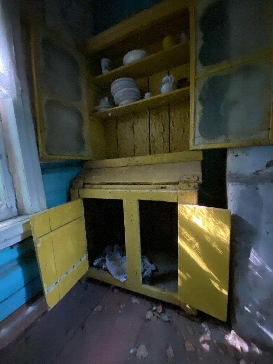 Старинный, самодельный шкаф из деревенской заброшки