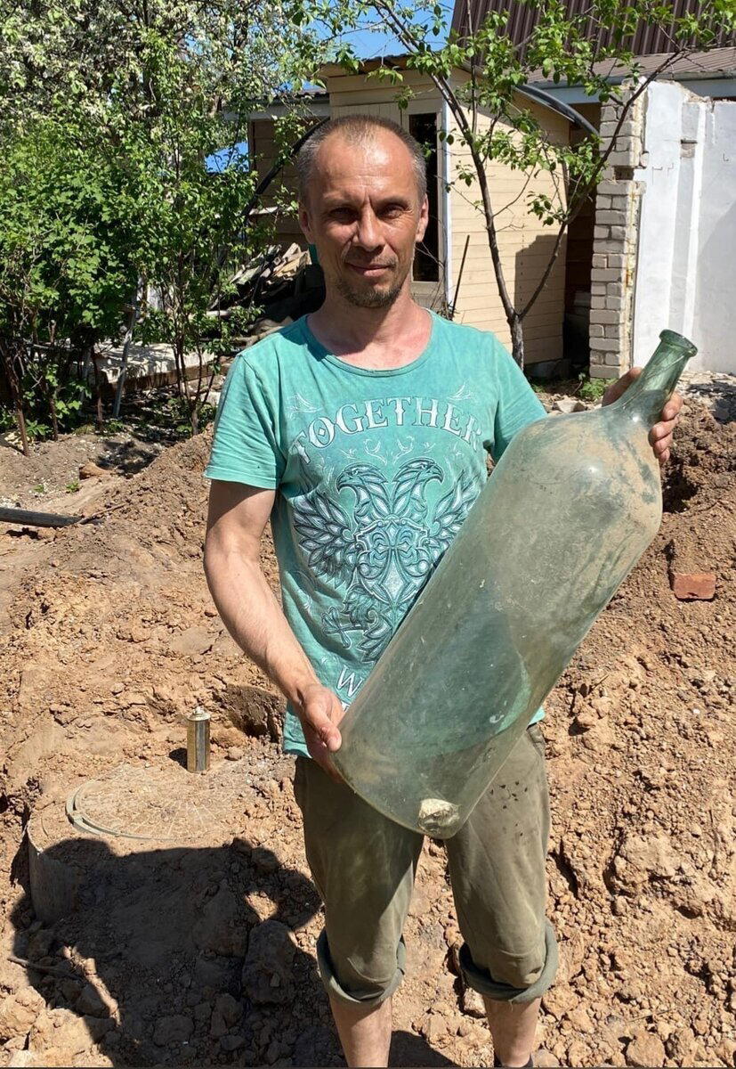 Нашел и забрал себе здоровые, старинные бутыли из деревенской заброшки