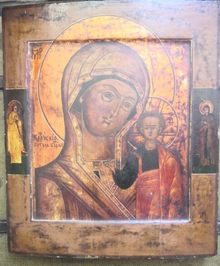 Нашел в «заброшке» старинный сундук со старинными вещами