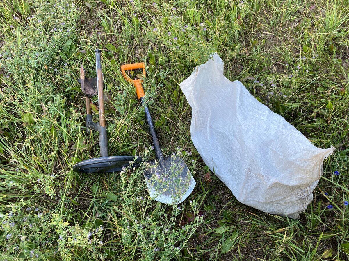 Бульдозером снесли деревенскую свалку. Показываю, что я там нашел