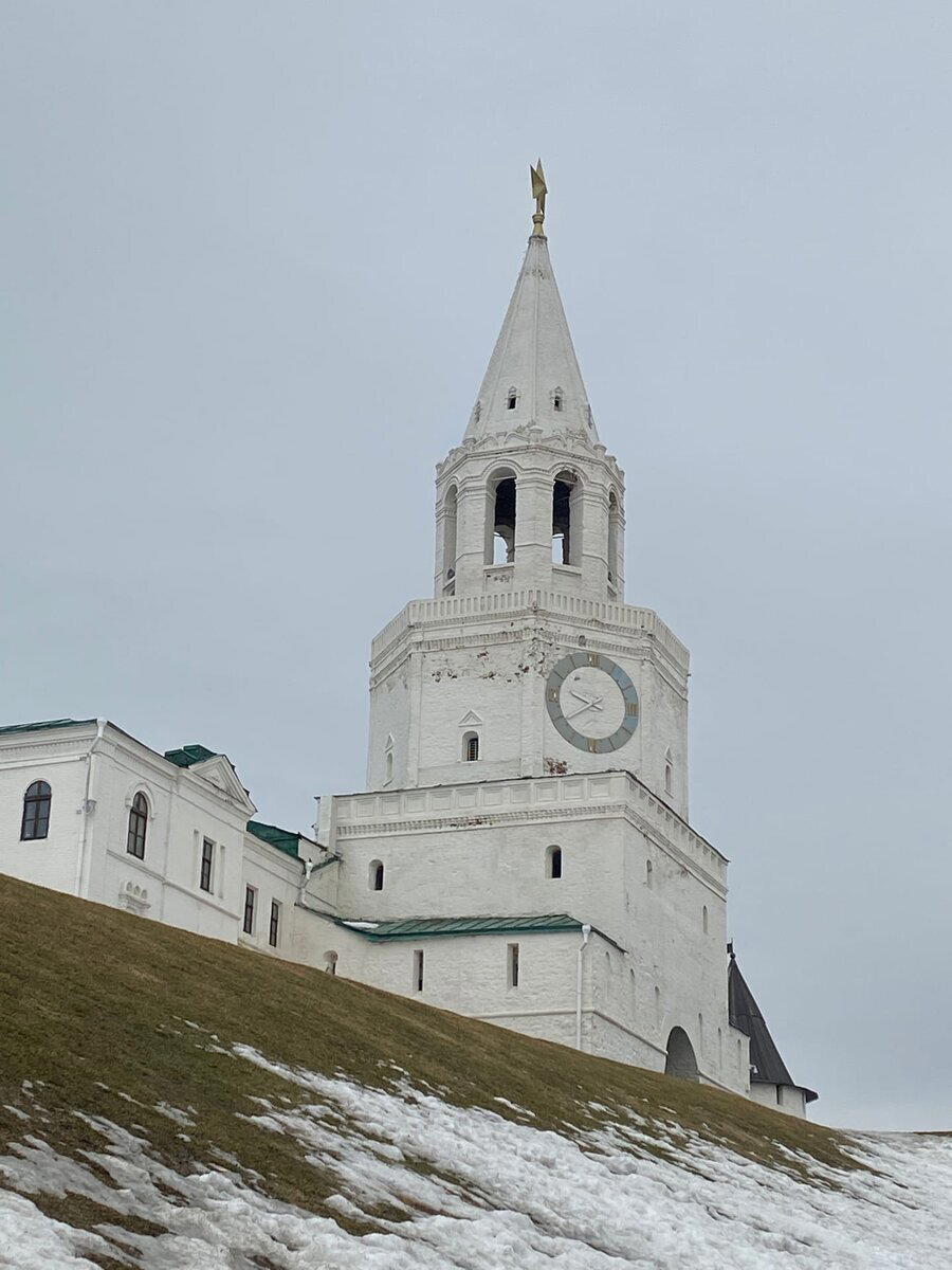 Прогулка по центру Казани. Зашел в мрачный двор, который скрывался за фасадом исторического здания