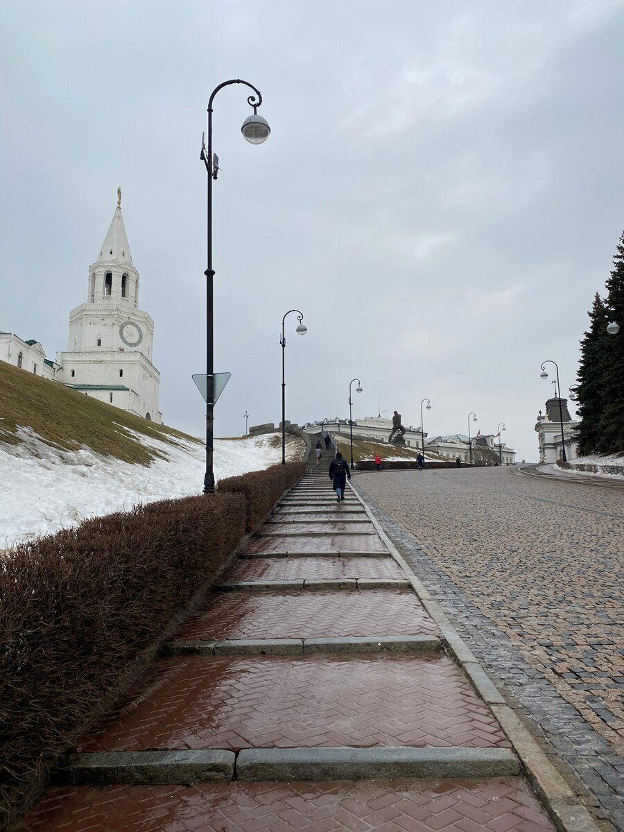 Прогулка по центру Казани. Зашел в мрачный двор, который скрывался за фасадом исторического здания