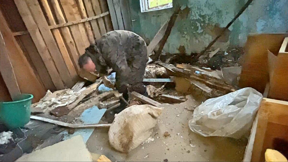 Чего я только не находил под полами заброшек, но такое - впервые