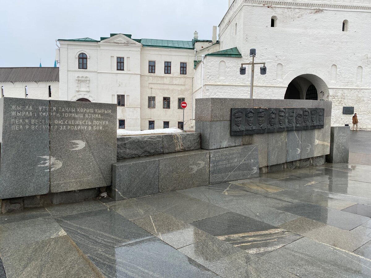 Прогулка по центру Казани. Зашел в мрачный двор, который скрывался за фасадом исторического здания