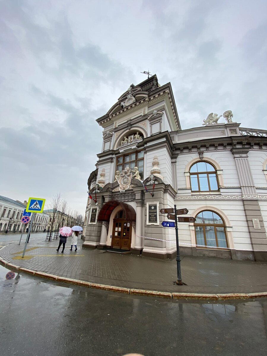 Прогулка по центру Казани. Зашел в мрачный двор, который скрывался за фасадом исторического здания