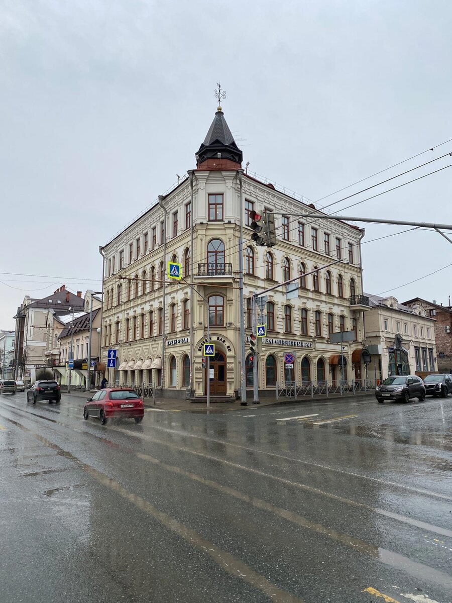 Прогулка по центру Казани. Зашел в мрачный двор, который скрывался за фасадом исторического здания