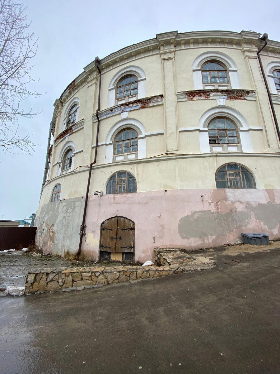 Прогулка по центру Казани. Зашел в мрачный двор, который скрывался за фасадом исторического здания