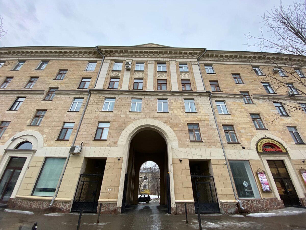Прогулка по центру Казани. Зашел в мрачный двор, который скрывался за фасадом исторического здания
