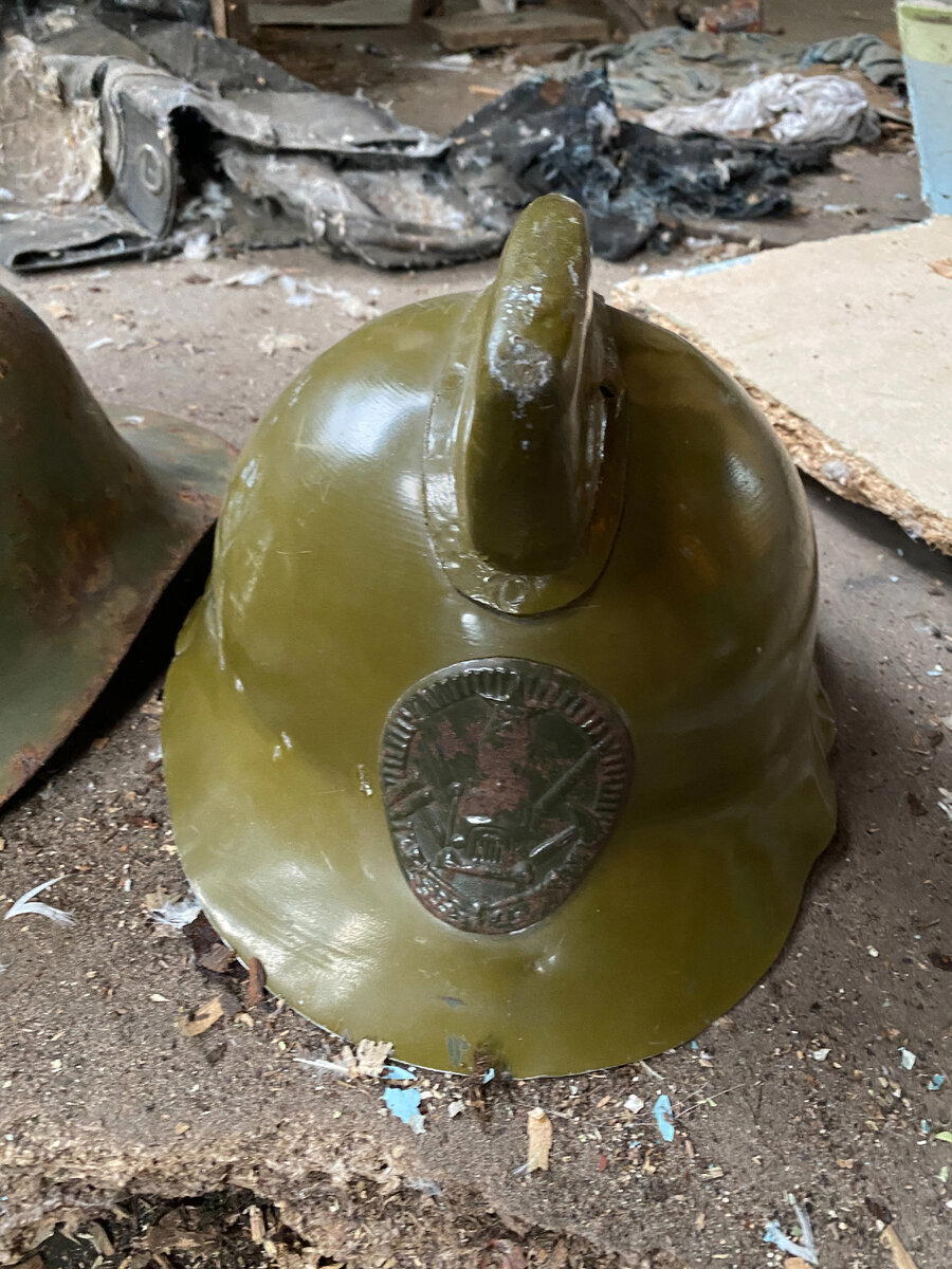 Чего я только не находил под полами заброшек, но такое - впервые