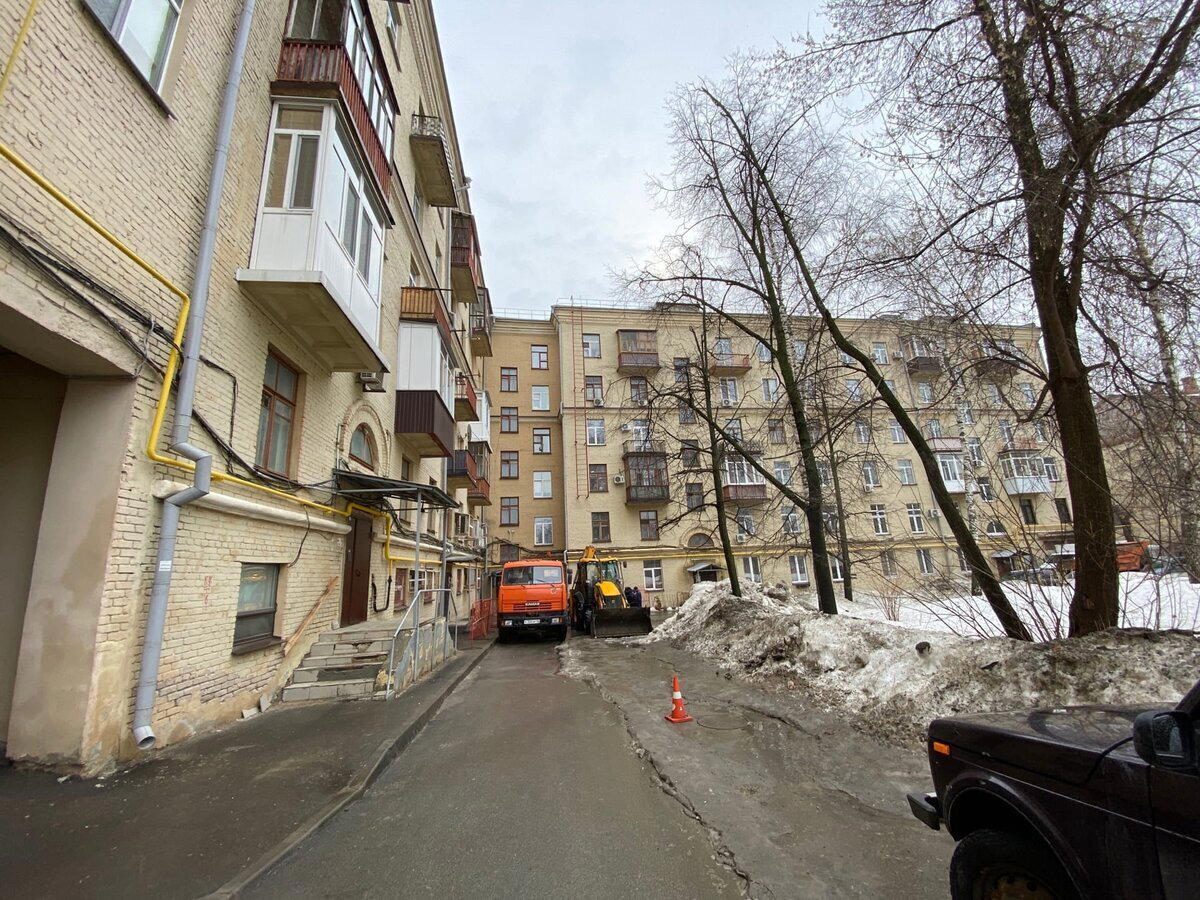 Прогулка по центру Казани. Зашел в мрачный двор, который скрывался за фасадом исторического здания