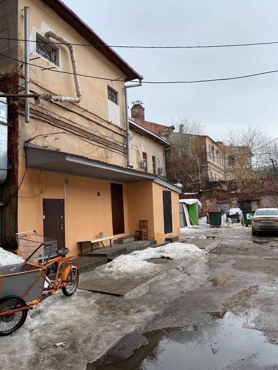 Прогулка по центру Казани. Зашел в мрачный двор, который скрывался за фасадом исторического здания
