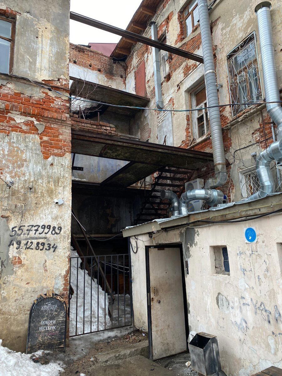 Прогулка по центру Казани. Зашел в мрачный двор, который скрывался за фасадом исторического здания