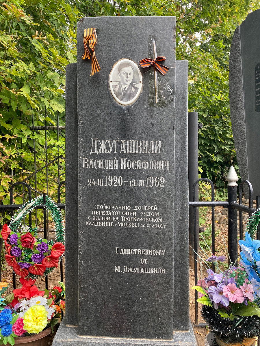 Заброшенная могила Германа Качина: корреспондент из "Бриллиантовой руки" и голос отца Дяди Федора из Простоквашино