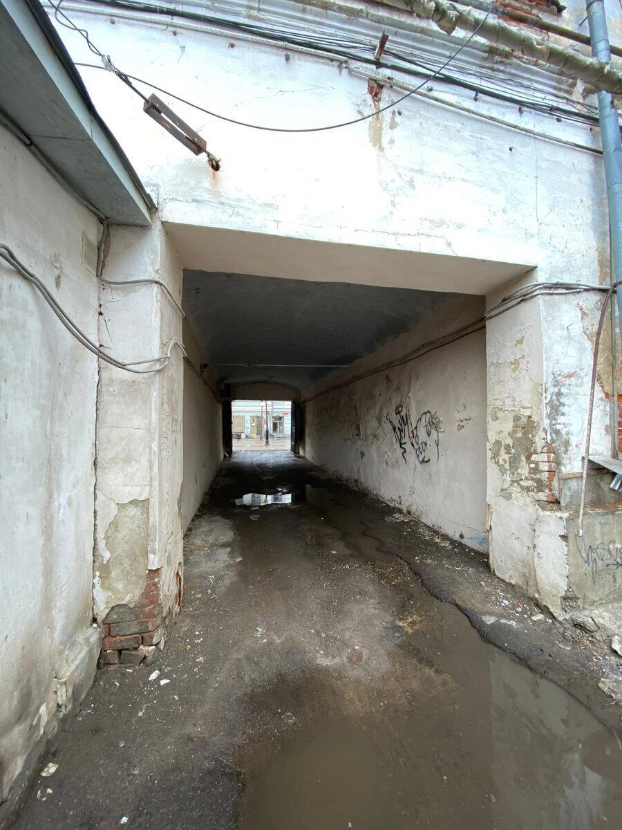 Прогулка по центру Казани. Зашел в мрачный двор, который скрывался за фасадом исторического здания