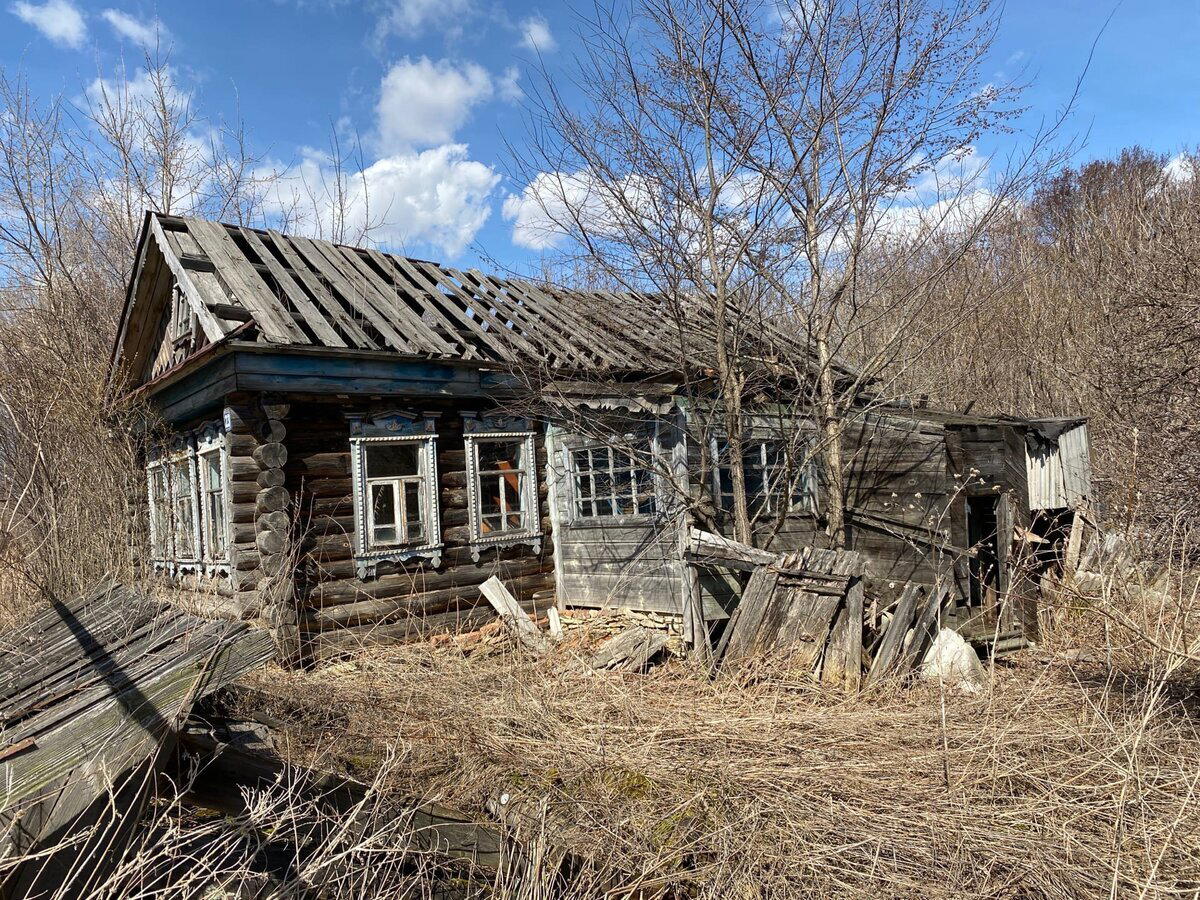 Когда это был крепкий деревенский дом. Сейчас - простая заброшка, которая разваливается