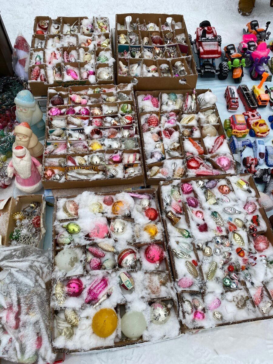 Поход на барахолку. БОМЖ предложил мне купить копии царских монет по 5000 рублей, выдавая их за оригинал