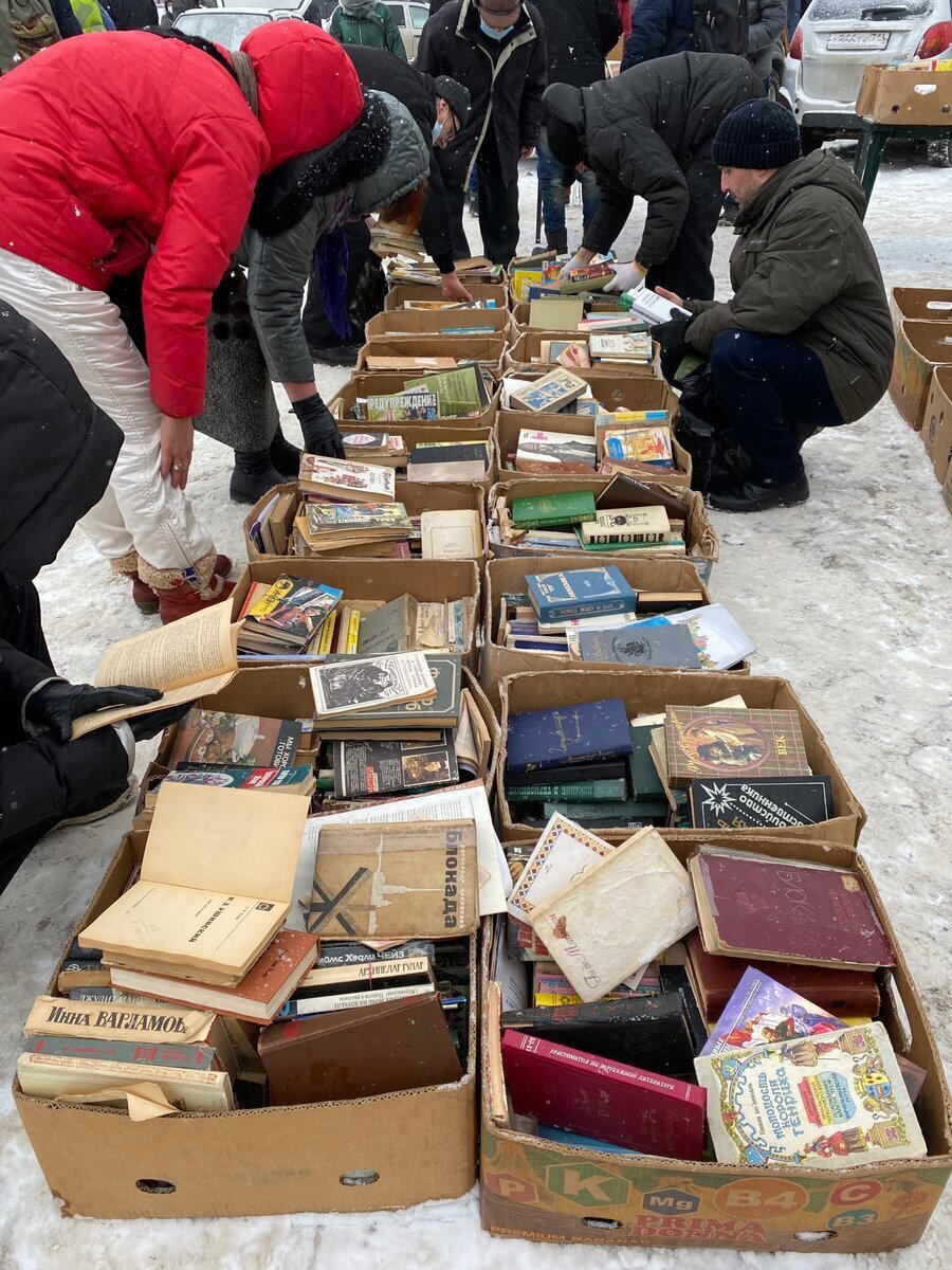 Поход на барахолку. БОМЖ предложил мне купить копии царских монет по 5000 рублей, выдавая их за оригинал