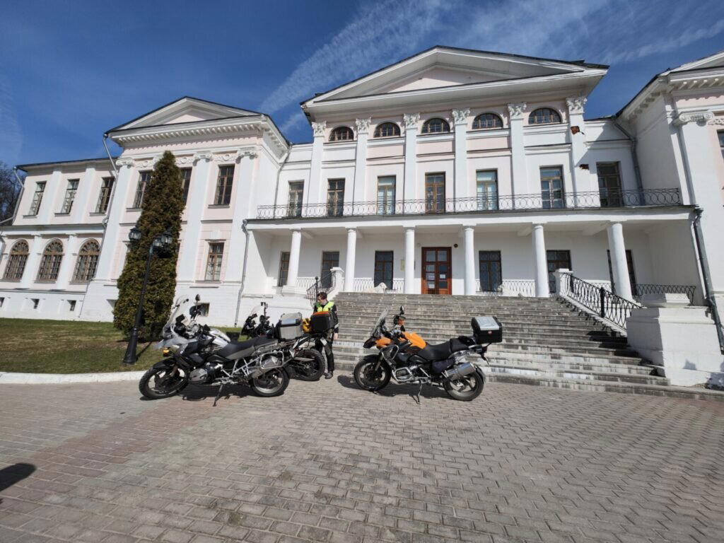 Три шага от дома, пыль неровных дорог