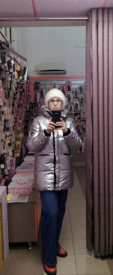 Жопа серебряного дермантина