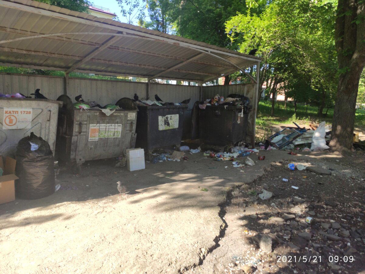 Улочка возле центра города. Вонь знатная, пройти рядом сложно